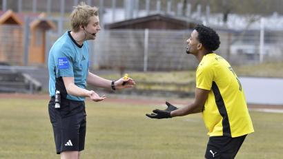 Bild: Hubert Ziegler
FC-Neuzugang Mandela Singh-Sharpe (rechts) sah in der 44. Spielminute die Rote Karte. Diskussionswürdig, meinten die Amberger.
