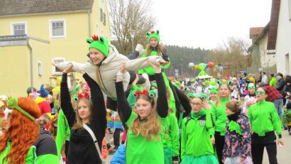 Bild: bnr
Die AWO Tanzgruppe Grün-Weiß Oberviechtach begeistert beim Faschingszug in Gleiritsch mit schöner Akrobatik.