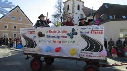 Bild: sei
Die Umgehungsstraße ist beim Faschingszug in Mantel ein großes Thema. Erstmals ist auch die Bürgerinitiative Umgehungsstraße mit einem Faschingswagen dabei.