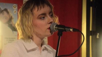 Bild: Kunz
Stina Holmquist auf der "Klein & Kunst"-Bühne im alten Ring-Kino.