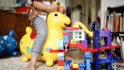 Symbolbild: Uwe Anspach/dpa
Im Landkreis Neustadt/WN gibt es aktuell 73 Pflegefamilien, in denen insgesamt 90 Kinder untergebracht sind.
