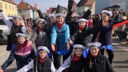 Bild: wro
Als Seeleute zogen die Mädchen von der TB-Jahn-Schautanzgruppe "Emotion" aus Wiesau durch die Straßen.