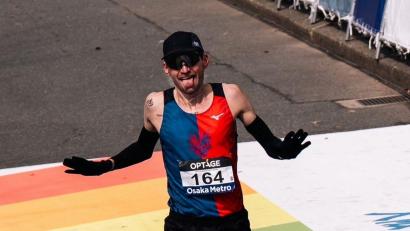 Bild: Niko Leissner
Erik Hille überquert mit letzter Kraft die Ziellinie beim Osaka Marathon.