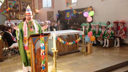 Bild: do
"Ein Ja dem Tanzen und Singen, doch auch die Botschaft Jesu soll uns mit Freude erfüllen", wünscht Pfarrer Johannes Bosco dem Narrenvolk in der Faschingspredigt.