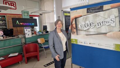 Bild: Dobler
Augusta Hammer-Burgstaller, kirchliche Jugendreferentin der Jugendstelle Schwandorf, bei der Eröffnung der Ausstellung im Schwandorfer Bahnhof.