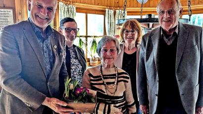 Bild: R. Kreuzer
Zu ihrem 90. Geburtstag gratulieren Elisabeth Rossi (Mitte) zahlreiche Gäste, (von links) Hans-Jürgen Gmeiner, Heike Gmeiner sowie Irmi und Lothar Höher.
