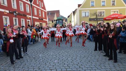 Bild: bö
Das Beste, was Schmidmühlen im Fasching zu bieten hat, sind natürlich die Garden, wie hier die Jugend- und die große Garde, die sogar auf dem Kopfsteinpflaster eine kesse Sohle hinlegen.