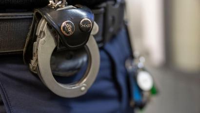 Symbolbild: Peter Kneffel/dpa
Nachdem ein Mann Polizisten unter Alkoholeinfluss derb beleidigt hat, wurde er in eine Fachklinik eingeliefert.