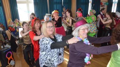 Bild: Kunz
Eine Polonaise gehörte beim Seniorenfasching im Maria-Seltmann-Haus natürlich dazu.