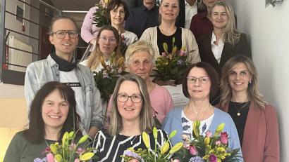 Bild: Synlab MVZ Weiden, exb 
Bis zu 40 Jahre sind die Beschäftigten bei Synlab, die der Labordienstleister bei einer Mitarbeiterehrung auszeichnete.
