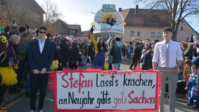 Bild: jr
Mächtig auf die Schippe genommen wurde in Münchenreuth unter anderem Mitterteichs Bürgermeister Stefan Grillmeier: Dargestellt wurde er als "Stefan I." und „Mitterteicher Gigant“ auf einer Art Thron.