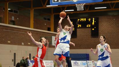 Archivbild: Dieter Jäschke
Jonas Herold von den Weiden SEC Baskets (am Ball, Szene aus einem früheren Spiel) beim Abschluss. Gegen TTL Basketball Bamberg 2 holten sich die Weidener den nächsten Sieg.