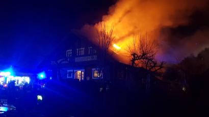 Bild: Freiwillige Feuerwehr Mantel
In hellen Flammen stand der Dachstuhl eines Hauses in der Turnhallensiedlung in Mantel beim Eintreffen der Feuerwehr.