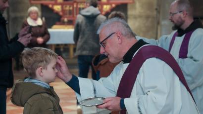 Bild: Wolfgang Steinbacher
Aschermittwoch in St. Martin. Diakon Richard Sellmeyer zeichnet das Aschenkreuz.
