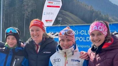 Bild: Iris Uschold
Lukas Loos, Olympiasiegerin Denise Herrmann-Wick, Merle Uschold, Lara Wiesneth (von links) bei der Siegerehrung deutschen Schüler-Cups im Biathlon.