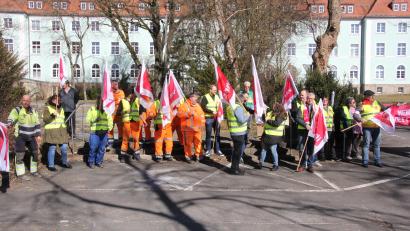 Bild: kro
Knapp 40 Demonstranten kamen am Mittwoch zur "aktiven Mittgspause" gegenüber dem Tirschenreuther Krankenhaus. Aufgerufen dazu hatte Verdi.
