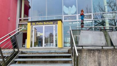 Bild: Gabi Schönberger
Die St.-Felix-Schule, das SFZ in Neustadt/ WN, soll erweitert werden durch einen Neubau im hinteren Pausenhofbereich.