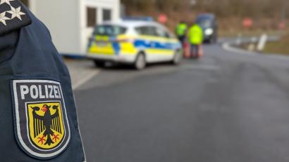 Bild: Bundespolizei/exb
Bei einer Grenzkontrolle auf der A6 hat eine 64-jährige Reisende am Donnerstagabend zwei Bundespolizisten angegriffen.