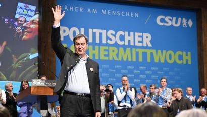 Bild: Peter Kneffel/dpa
Markus Söder hat am Politischen Aschermittwoch in Passau eine 90-minütige Rede gehalten. Dabei erwähnte er Themen, wie Migration, Heizungsgesetz und Bürgergeld.