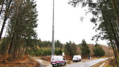 Bild: Portner
Der 50 Meter hohe Mobilfunkmast an der Straße zwischen Oberlangau und Pirk steht seit einer Woche.