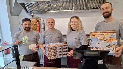 Bild: bl
Hani Hamza, Fejzulla Hysenaj und seine Frau Synavere sowie Rinor Keka (von links) wollen mit ihrem Angebot im "Naab-Imbiss" eine Marktlücke in Nabburg füllen.