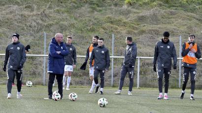 Archivbild: Hubert Ziegler
Hinter der DJK Gebenbach liegen anstrengende Trainingswochen. Mit dem Heimspiel am Samstag gegen den ASV Cham startet die Restrunde. Trainer Markus Kipry (Zweiter von links) fordert volle Konzentration in jedem Spiel.