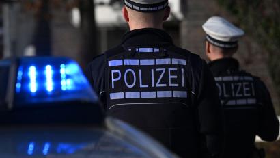 Symbolbild: Bernd Weißbrod/dpa
Die Polizei sucht einen jungen Mann, der am Bahnhof in Cham zwei Mädchen sexuell belästigt haben soll.