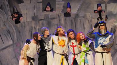 Bild: Florian Wein/exb
Die Ritter der Tafelrunde auf der Suche nach dem Heiligen Gral. Das Ovigo-Theater führt ihr Musical "Spamalot" am 21. März in der Stadthalle Neustadt/WN auf.
