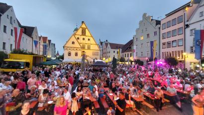 Archivbild: Kunz
Schon beim "Warm-up" am Samstag ging beim Bürgerfest 2024 die Post ab. Der Obere Markt war voll besetzt. In diesem Jahr gibt's nicht nur hier, sondern auch auf allen anderen Bühnen schon am Samstagabend Programm.