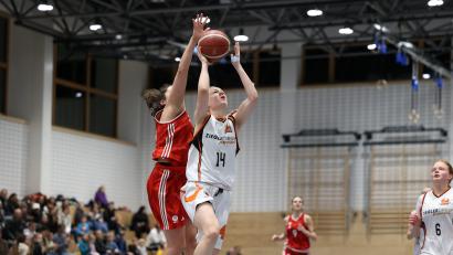 Bild: Dieter Jäschke
Die Regionalliga-Basketballerinnen der DJK Neustadt (im Bild Sara Hennig) wollen gegen Nördlingen die kleine Hoffnung auf den Klassenerhalt am Leben halten.