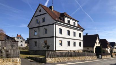 Bild: wro
Zu den anstehenden Maßnahmen in der Marktgemeinde Fuchsmühl gehört die Sanierung des gemeindeeigenen Wohnhauses mit der Hausnummer 36 in der Marienstraße. Thema im Gemeinderat war nun die Fassadengestaltung.