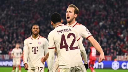 Bild: Tom Weller/dpa
Torschützen unter sich: Jamal Musiala (Mitte) jubelt mit Harry Kane (rechts). Kane traf zwei Mal, Musiala machte das 2:0.
