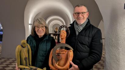 Bild: pz
Irene Schleicher und Pfarrer Dr. Thomas Vogl mit zwei der Skulpturen, die in den nächsten Wochen in der Krypta der Basilika Waldsassen zu sehen sein werden.