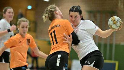 Bild: Hubert Ziegler
Die Spielerinnen des HC Sulzbach (rechts Paula Eckert in einem Spiel gegen HaSpo Bayreuth) wollen sich bei der HSG Pleichach nicht herumschubsen lassen.