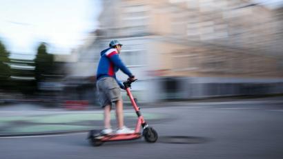 Symbolbild: Christian Charisius/dpa
E-Scooter benötigen ab März ein neues Versicherungskennzeichen.