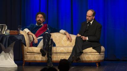 Bild: Stefan Rosmann/exb
Seine Majestät König Ludwig II. (Sebastian Schlagenhaufer) und Nervenarzt Dr. Bernhard von Gudden (Ramon Bessel) treffen posthum aufeinander.