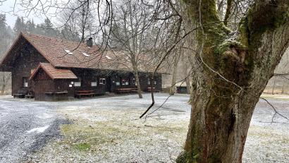 Bild: Gabi Schönberger
Die Blockhütte im Waldnaabtal war zu jeder Jahreszeit ein beliebtes Ausflugsziel. Die Gaststätte ist aktuell weiterhin geschlossen. Offen hingegen ist, ob und wie es weitergeht.