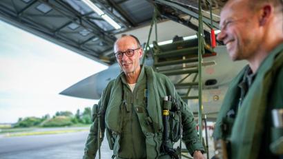Symbolbild: Michael Kappeler/dpa
Will die Bundeswehr endlich einsatzbereit machen und weicht dafür sogar die sonst strikt verteidigte Schuldenbremse auf: Der voraussichtliche nächste deutsche Bundeskanzler Friedrich Merz (CDU) in Pilotenanzug vor einem Eurofighter-Kampfjet.