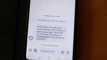 Archivbild: Thomas Schaller
Ein Android-Handy zeigt eine SMS, mit der Betrüger das Vertrauen von Menschen erschleichen wollen, um ihnen Geld abzuschwatzen. Die SMS ging im Dezember 2023 an einen Weidener. "Hallo Mama, ich habe eine neue Nummer. (...)".