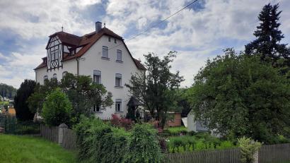 Bild: glb
Auf Sympathie beim Gemeinderat Weigendorf stoßen die Sanierungspläne für das Jugendstil-Wohnhaus an der Sulzbacher Straße.