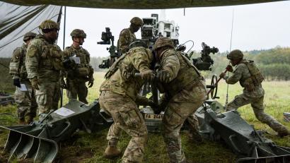 Bild: Markus Rauchenberger/US Army
US-Soldaten üben mit einer M777-Haubitze: Wegen der Ausbildung ukrainischer Soldaten kam es auf dem Truppenübungsplatz Grafenwöhr vereinzelt zu Einschränkungen des Trainings der US-Einheiten.