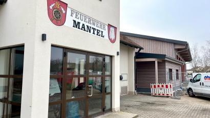 Bild: Gabi Schönberger
Die Feuerwehr Mantel plant einen Übungsschacht zur Absturzsicherung am Feuerwehrhaus.
