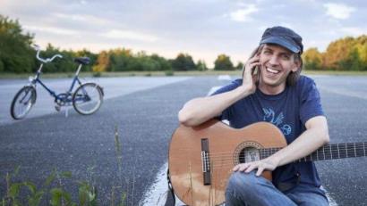 Bild: Christian Kaufmann/exb
Mit Gitarre, Mundharmonika und ungezügeltem Mundwerk präsentiert Weiherer eine Art unvorbereitete Plauderei.