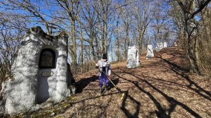 Bild: Portner
Der Kalvarienberg bei Winklarn ist mit seinen handgemauerten Grotten ein beliebtes Ziel. Zu Beginn der Fastenzeit entfernen die ehrenamtlichen Helfer um Hans Bock das Laub von den zwei Rundwegen.
