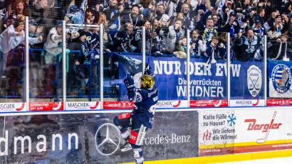 Bild: Tobias Neubert
Erlösung um kurz vor Mitternacht: Tyler Ward ließ mit seinem Treffer zum 6:5-Sieg gegen den EC Bad Nauheim die Fans der Blue Devils Weiden eskalieren.