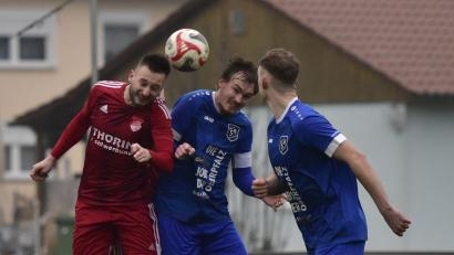 Bild: ham
Johannes Blödt (links/Szene aus dem Spiel gegen Etzenricht) und die SpVgg Pfreimd treffen am Samstag im Halbfinale des Kreispokals auf die SG Regental.