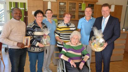 Bild: jr
Anna April (sitzend) feierte an Aschermittwoch ihren 90. Geburtstag. Dazu gratulierten (von links) Pfarrvikar Luke Eze, Anna Koller, Wohnbereichsleiterin Nicole Röckl, Tochter Maria, Pflegefachkraft Mario Scholz und Bürgermeister Stefan Grillmeier.