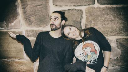 Bild: Stefan Gnad/exb
Zusammen treten Karin Rabhansl und Aljosha Konter mit ihrem Programm "Guck nicht so! Ich hab's auch nicht leicht mit mir!" am 13. März im Atelier Teufelsbäck in Amberg auf.