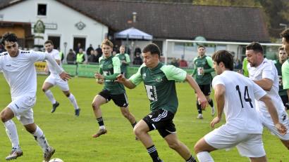 Archivbild: Hubert Ziegler
Laurin Klaus (Mitte/Szene aus dem Spiel gegen Abtswind) empfängt mit seinen Ammerthalern am Sonntag den Mitfavoriten VfB Eichstätt.