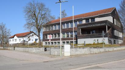 Bild: bnr
Steigende Kinderzahlen machen die Erweiterung des Kindergartens St. Andreas (im Bild hinten) um eine weitere Gruppe notwendig. Diese Interims-Kindergartengruppe wird in der Grundschule eingerichtet.